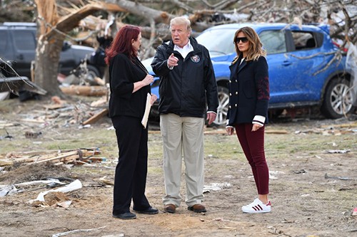 Tổng thống Trump và phu nhân Melania trong chuyến thăm bang Alabama hôm 8/3. Ảnh: AFP