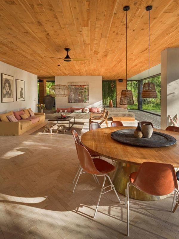 
Từ trần nhà, sàn nhà đến nội thất đều có sự xuất hiện của gỗ tự nhiên
