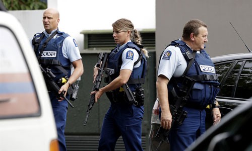 Cảnh sát vũ trang tuần tra trước nhà thờ ở thành phố Christchurch, New Zealand hôm 15/3. Ảnh: AP.