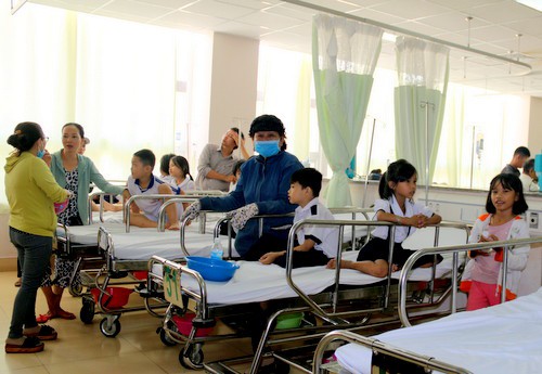 Các học sinh đang được điều trị tại Bệnh viện Bà Rịa. Ảnh: Nhị Hoàng.