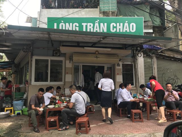 
C&aacute;c qu&aacute;n l&ograve;ng trần ch&aacute;o vẫn đ&ocirc;ng kh&aacute;ch
