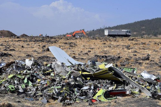 Hiện trường vụ rơi máy bay của Ethiopian Airlines. Ảnh: EPA