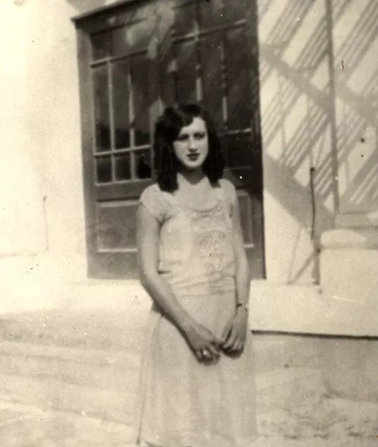 Tấm ảnh chụp năm 1926, khi đó Elena 17 tuổi. Ảnh: The Stetson Kennedy Collection.