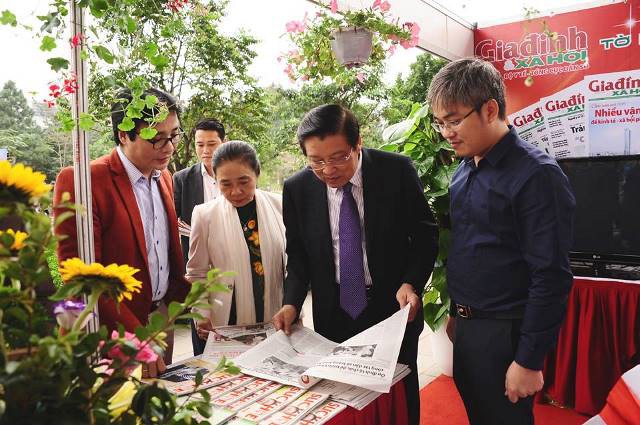 Đồng chí Phan Đình Trạc, Bí thư Trung ương Đảng, Trưởng Ban Nội chính Trung ương thăm gian trưng bày Báo Gia đình & Xã hội.