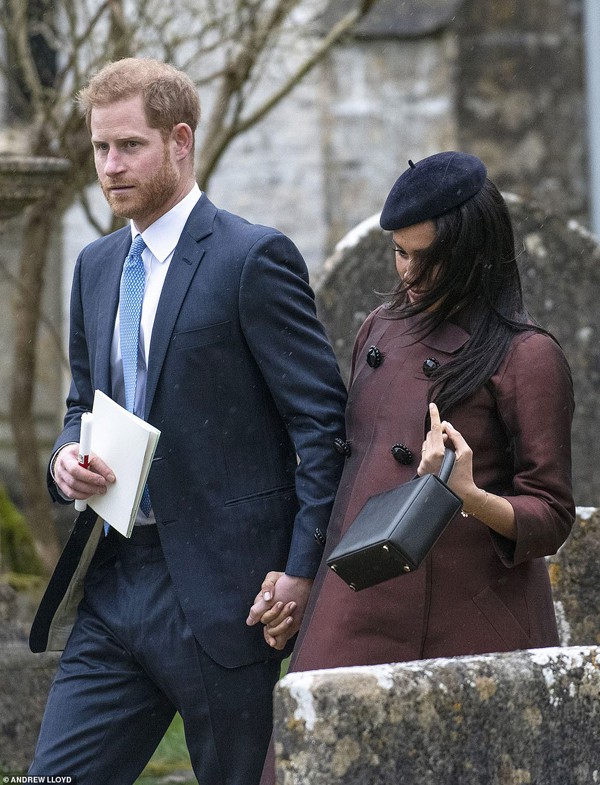 
Hoàng tử Harry ân cần cầm tay Meghan Markle. Anh cẩn thận che chở cho vợ bất chấp những tin đồn bất lợi về cô.
