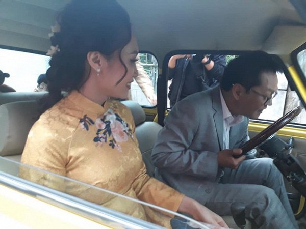 
Chú rể chở cô dâu đến hôn trường tại Thái Bình.
