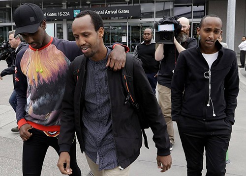 Abdi (ngoài cùng bên trái) đón anh trai Abdifatah Ibrahim (giữa) tại sân bay Christchurch hôm qua. Ảnh: AP