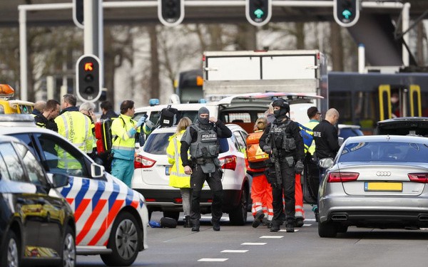 Cảnh sát đặc nhiệm và lực lượng cứu hộ tại hiện trường nổ súng ở thành phố Utrecht ngày 18/3. Ảnh: AFP.
