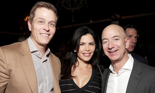 Jeff Bezos (ngoài cùng bên phải) cùng Lauren Sanchez và người chồng đã ly thân Patrick Whitesel trong một sự kiện trước đây. Ảnh: Amazon Studios