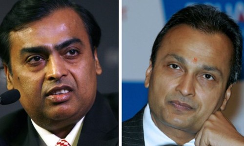Mukesh (trái) và Anil (phải), hai anh em nhà Ambani - gia tộc giàu có nhất Ấn Độ. Ảnh: AFP.