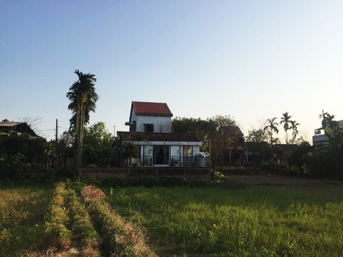 
Ngôi nhà cải tạo từ chuồng lợn của gia đình chị Thảo, ngay phía sau là nhà hai tầng của bố mẹ. Ảnh: NVCC.
