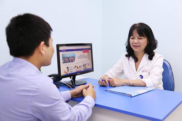 
PGS Trịnh Thị Ngọc đang tư vấn cho người bệnh.
