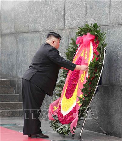 Chủ tịch Triều Tiên Kim Jong-un  đặt vòng hoa và vào Lăng viếng Chủ tịch Hồ Chí Minh. Ảnh: Văn Điệp/TTXVN