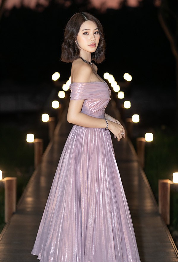Người đẹp Việt kiều Australia diện váy trễ vai của Chung Thanh Phong, khoe nhan sắc quyến rũ.