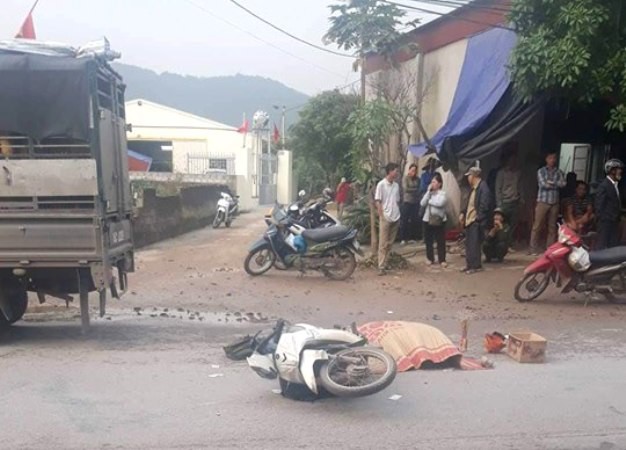 
Hiện trường vụ tai nạn thương tâm. Ảnh: Nguoi Chi Linh.
