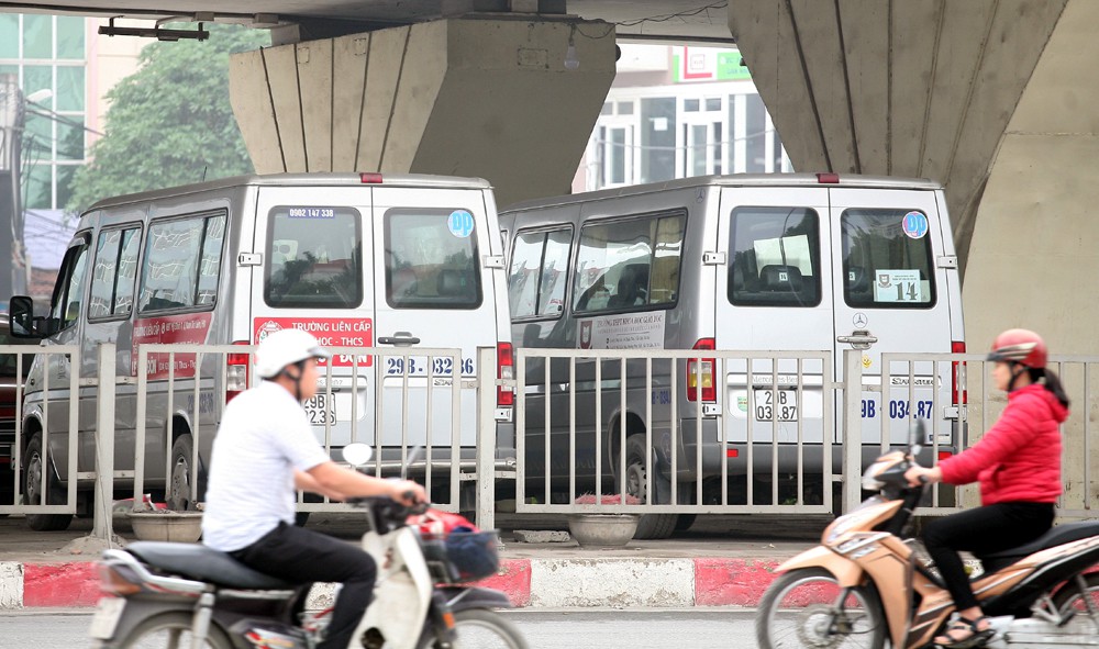 Cũng theo nhiều người tham gia giao th&ocirc;ng cho biết, việc tr&ocirc;ng giữ xe dưới gầm cầu g&acirc;y cản trở giao th&ocirc;ng mỗi khi c&aacute;c phương tiện ra/v&agrave;o.