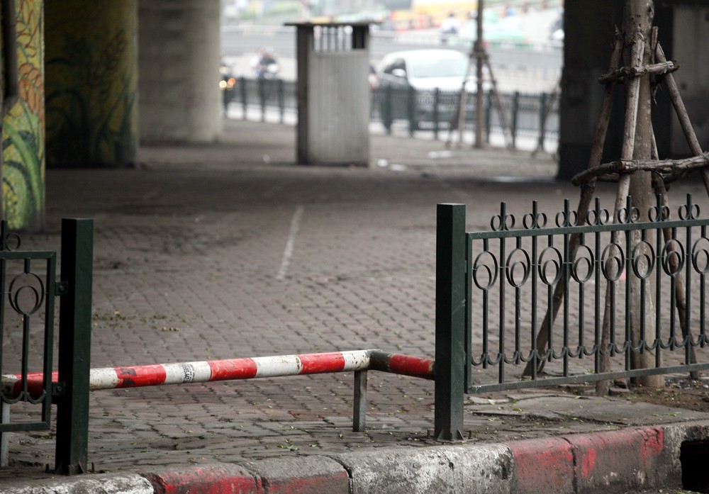  Khu vực xe l&ecirc;n/xuống cũng đ&atilde; được đơn vị chức năng kh&oacute;a k&iacute;n. Sắp tới, c&aacute;c b&atilde;i đỗ xe dưới gầm cầu vượt sẽ kh&ocirc;ng được Bộ GTVT chấp thuận, như vậy gầm cầu vượt sẽ v&ocirc; c&ugrave;ng th&ocirc;ng tho&aacute;ng. 