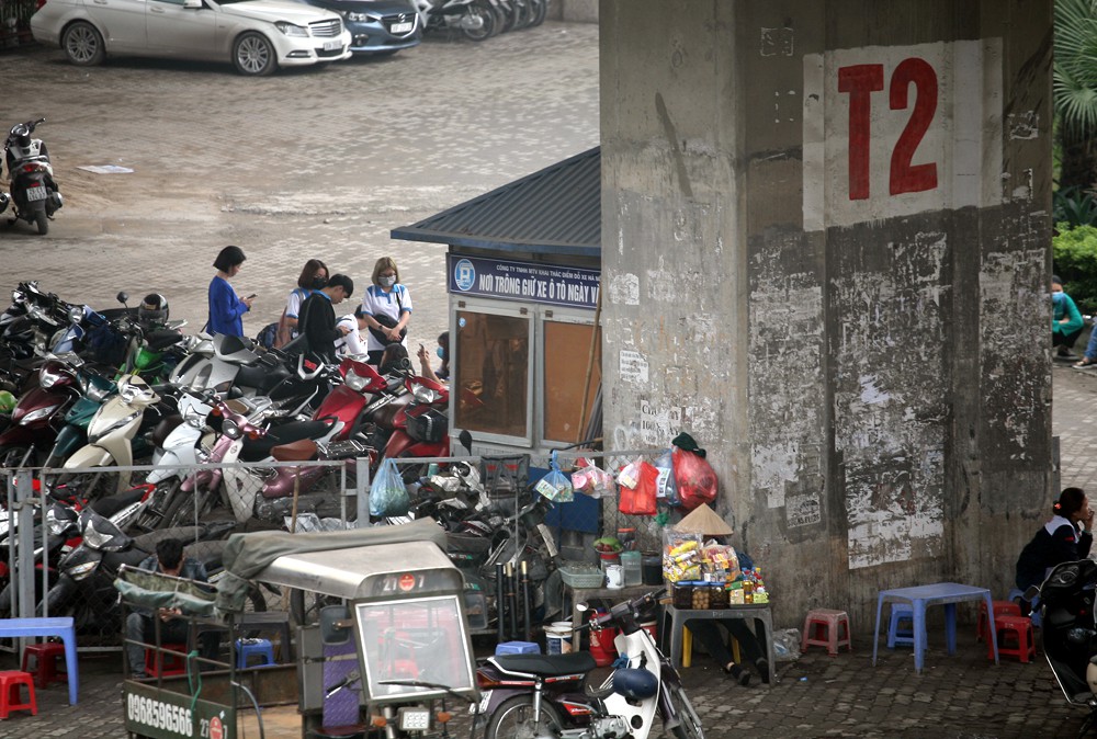 Tại điểm tr&ocirc;ng giữ &ocirc; t&ocirc;, xe m&aacute;y ch&acirc;n gầm cầu vượt Vĩnh Tuy đến ng&agrave;y 20/3 vẫn hoạt động rầm rộ. Theo ghi nhận tại điểm tr&ocirc;ng giữ xe n&agrave;y phục vụ h&agrave;ng ngh&igrave;n phương tiện.