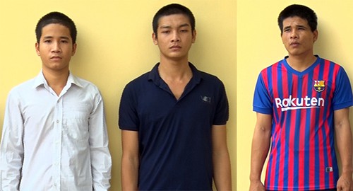 Nhí, Dương và Tùng (từ phải sang trái) tại cơ quan điều tra. Ảnh: Lan Vy.