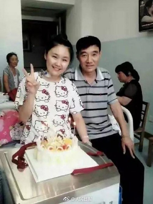 Sun Ying và bố tại bệnh viện năm 2015. Ảnh: Weibo.