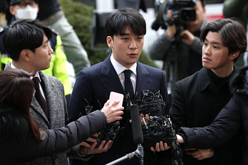 
Seungri tại một đồn cảnh sát ở Seoul ngày 14/3. Ảnh: AFP
