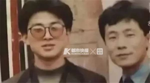 Anh Tôn Thắng Vinh (bên trái) cùng ân nhân của mình là Trương Ái Dân (Trương đại ca) vào 20 năm trước.
