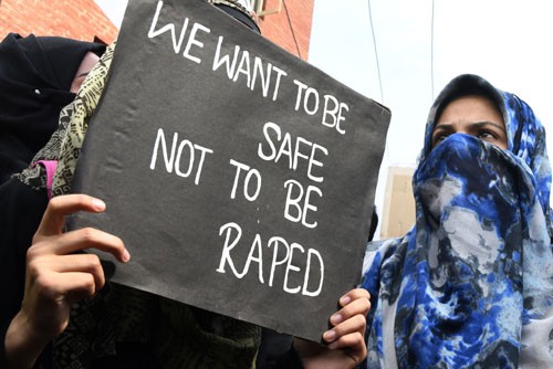 Phụ nữ Ấn Độ biểu tình phản đối nạn hiếp dâm tại bang Jammu và Kashmir tháng 4/2018.
