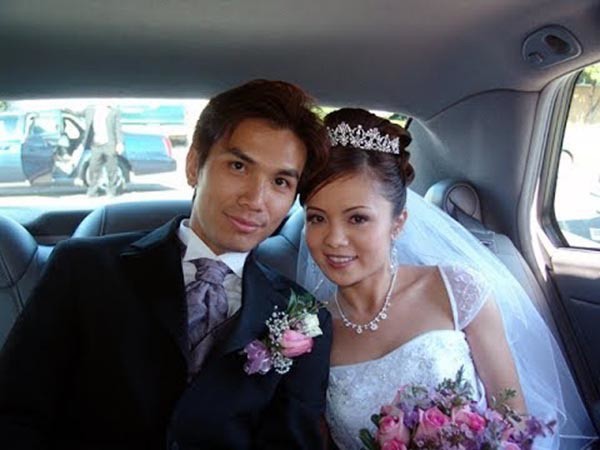 Mạnh Quỳnh và bà xã Cẩm Diệu lên xe hoa năm 2004.