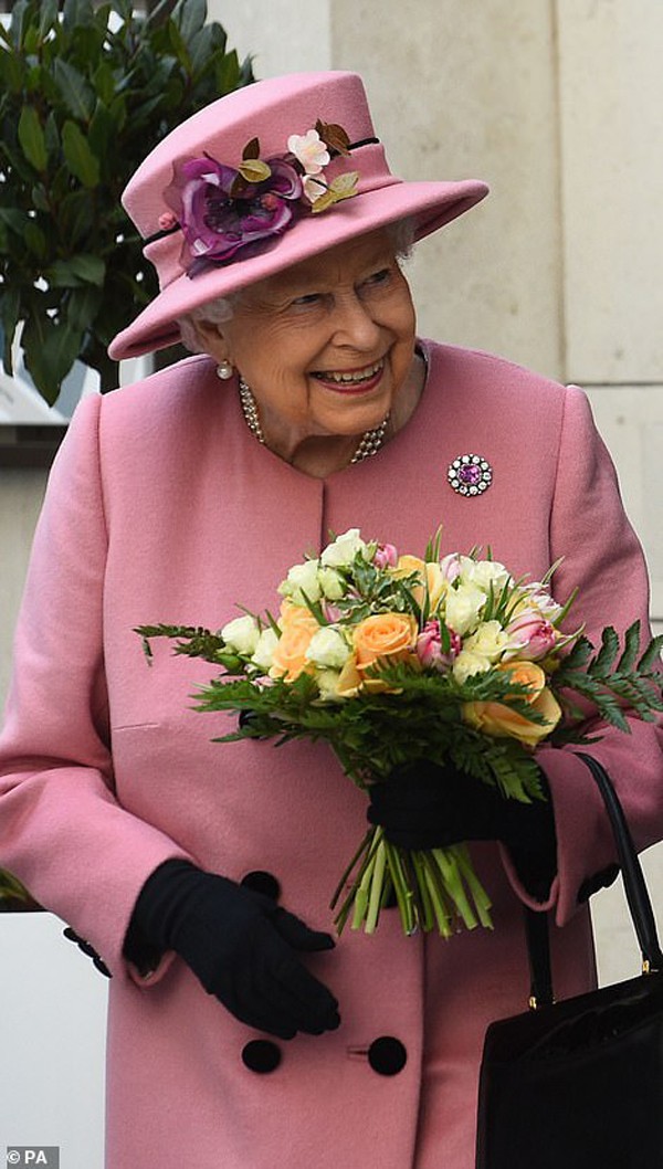 
Dù đã 93 tuổi nhưng Nữ hoàng Anh vẫn rất minh mẫn và nhanh nhẹn. Bà vẫn tích cực với nhiều hoạt động của hoàng gia và luôn là trụ cột tinh thần của cung điện Buckingham.
