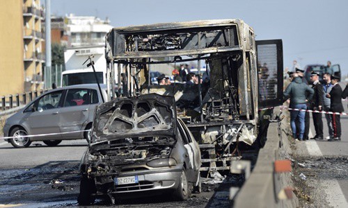 Chiếc xe buýt bị cháy trơ khung trong khủng hoảng con tin ở Italy ngày 20/3