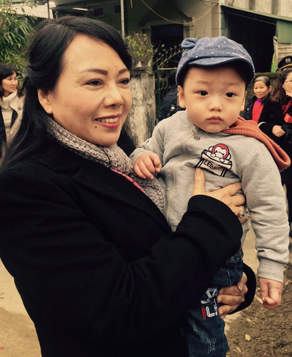 Bộ trưởng Y tế cưng nựng bé Trần Gấu trên tay