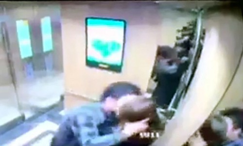 Hình ảnh cô gái bị quấy rối trong thang máy chung cư ở Hà Nội. Ảnh: Cắt từ video.