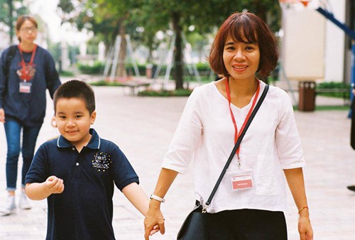Cậu bé Bo được một nhóm bạn trẻ tổ chức một ngày đến trường cho em vào 1/3 và 8/3 vừa qua. Ảnh: NVCC.