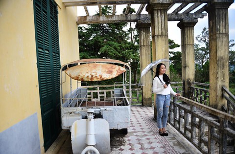 
Phần bên trái dinh hướng nhìn về trung tâm thành phố, có lối lên rộng, thoáng dẫn vào 3 cửa ở tầng 1. Sau giải phóng, một thời gian dài dinh tỉnh trưởng được sử dụng làm Bảo tàng tỉnh Lâm Đồng.
