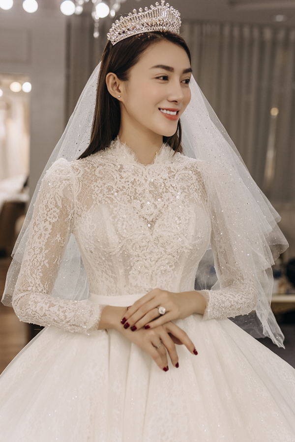 Hình ảnh Lê Hà lộng lẫy đi thử váy cưới. Vợ chồng cô dự kiến chụp ảnh cưới tại Phú Quốc cuối tháng 3.