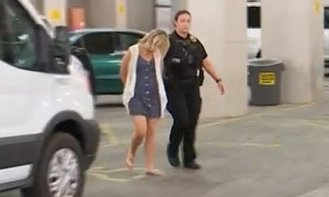 Brittany bị cảnh sát bắt giữ.