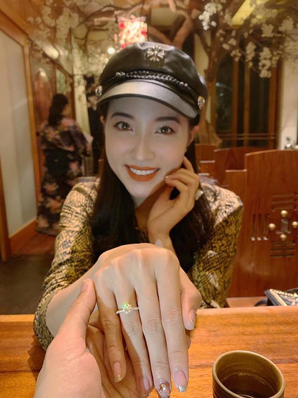 Dịp Valentine vừa qua, nữ diễn viên đã nhận lời cầu hôn của bạn trai Việt kiều hơn mình 10 tuổi. Cô hiện chưa tiết lộ về kế hoạch tổ chức đám cưới.