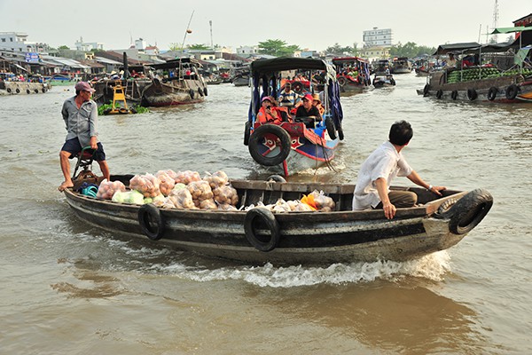 Các du khách dường như được hòa mình vào cuộc sống của người dân nơi đây.