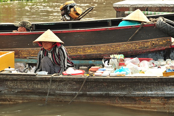 Một chiếc xuồng nhỏ chuyên cung cấp đồ dùng sinh hoạt cho các gia đình sinh sống trên ghe xuồng.