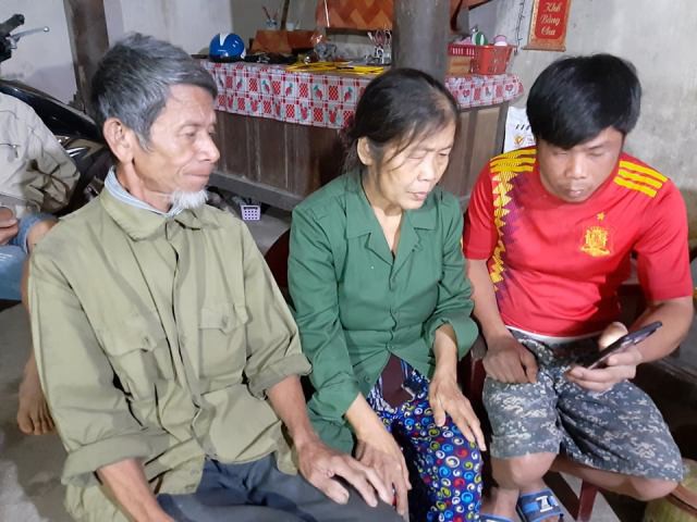 Vợ chông ông Thìn nhận ra thi thể con dâu từ ảnh tại hiện trường qua điện thoại của con trai trưởng Lê Đình Vương.