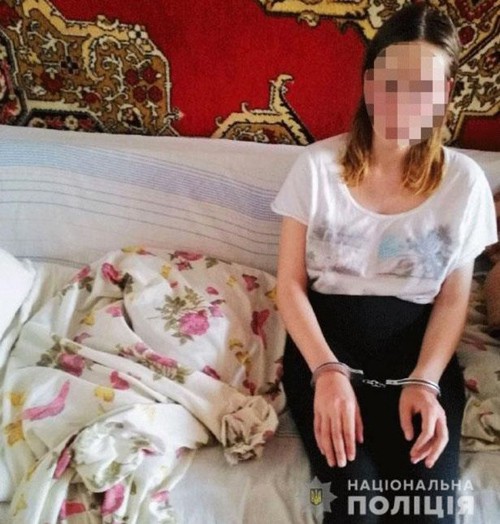 Bà mẹ bị cảnh sát còng tay khi tới căn hộ ở Rivne, Ukraine. Ảnh: Revne Police.