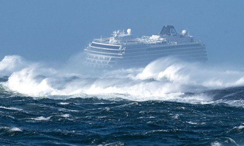 
Tàu Viking Sky mắc kẹt giữa biển vì hỏng động cơ. Ảnh: ABC News.
