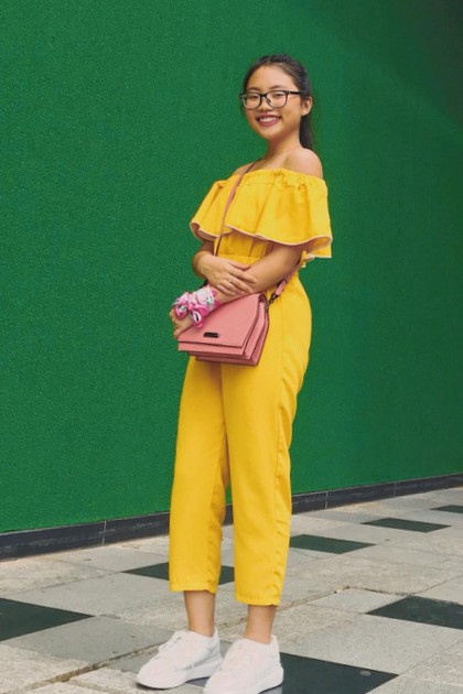 Đời thường, Phương Mỹ Chi ưu ái váy xòe hoặc jumpsuit.