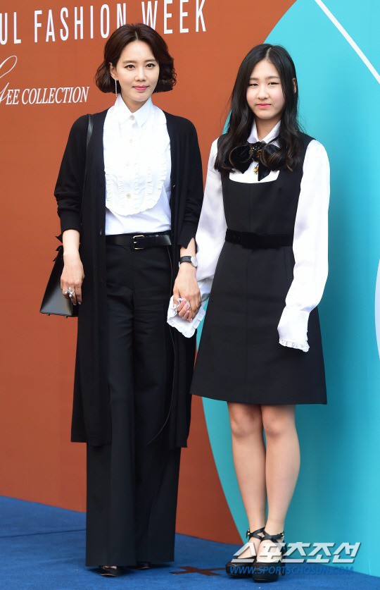 Oh Hyun Kyung và con gái.
