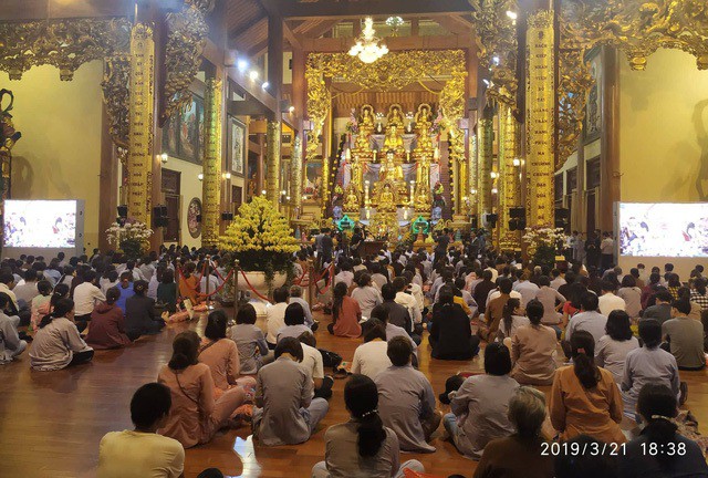 
Tối 21/3, hàng trăm Phật tử có mặt tại chùa Ba Vàng nghe trụ trì chùa nói về phép thỉnh Oan gia trái chủ. Ảnh: M.Lý
