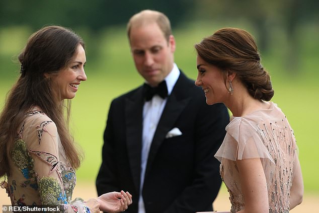 
Hoàng tử William cố gắng gắn kết 2 người phụ nữ xinh đẹp.
