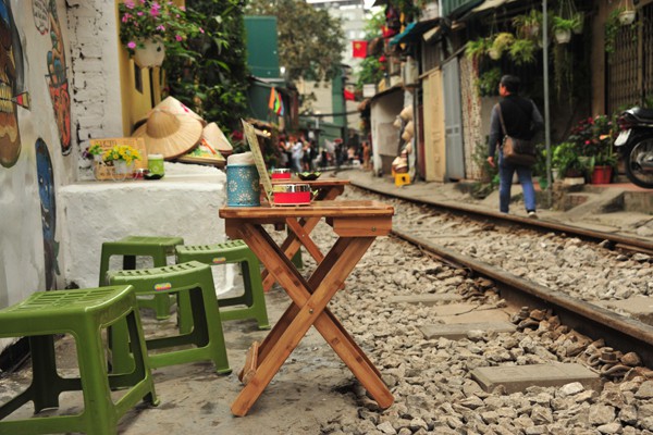 
Những bộ bàn ghế chỉ cách đường tàu nửa mét.
