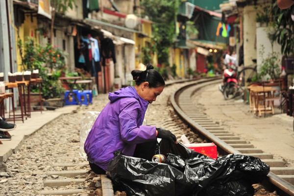 
Việc thu gom phế liệu cũng hoạt động ngay giữa đường tàu.
