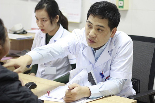 
Bác sĩ Thịnh đang khám bệnh cho bệnh nhân.
