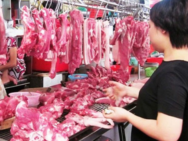 
Sức mua thịt heo tại chợ truyền thống giảm. Ảnh: Thi Hà.
